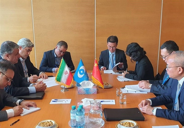 Phái đoàn hạt nhân Iran và Trung Quốc thảo luận tại Vienna (Áo). (Ảnh: TASNIM)