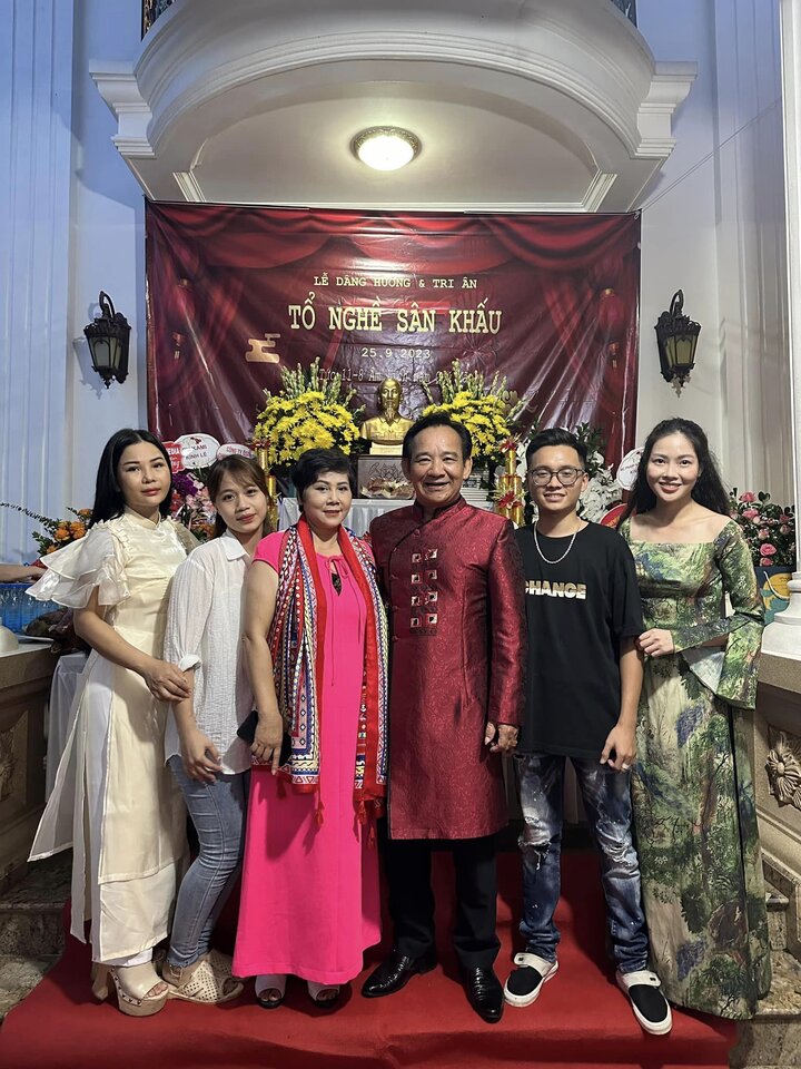 Nghệ sĩ Quang Tèo tổ chức lễ giỗ Tổ tại tư gia. NSND Minh Hằng cùng nhiều nghệ sĩ khác cũng có mặt để tham dự.