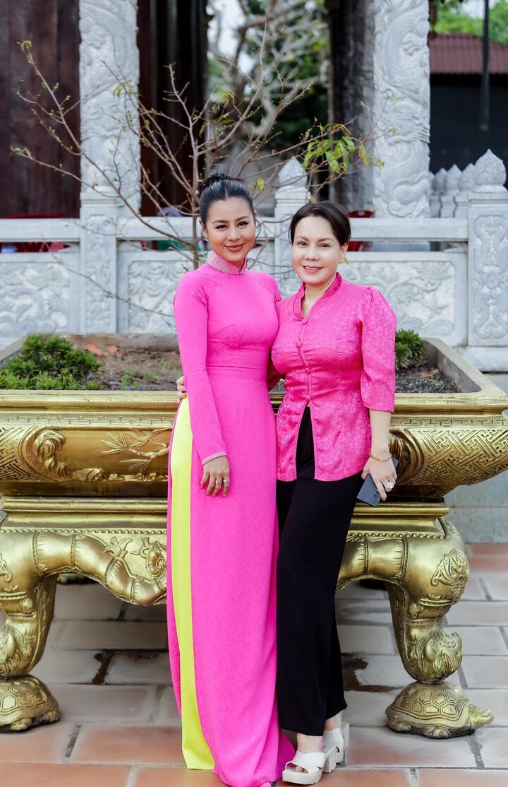 Nam Thư và Việt Hương diện trang phục nổi bật khi xuất hiện tại đền thờ Tổ do NSƯT Hoài Linh xây dựng.