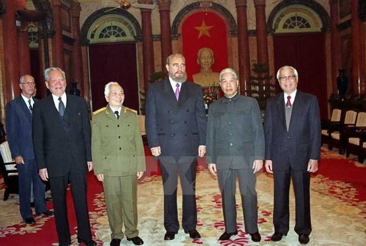 Bí thư thứ nhất Ban chấp hành Trung ương Đảng Cộng sản Cuba, Chủ tịch Hội đồng Nhà nước và Hội đồng Bộ trưởng nước Cộng hòa Cuba Fidel Castro với Tổng Bí thư Đỗ Mười, Chủ tịch nước Lê Đức Anh, Thủ tướng Võ Văn Kiệt và Đại tướng Võ Nguyên Giáp tại Phủ Chủ tịch tối 8/12/1995. (Ảnh: TTXVN).
