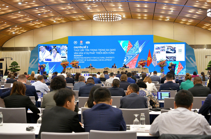 Toàn cảnh phiên thảo luận.