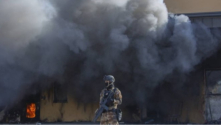 Khói đen dày đặc từ đám cháy gần một căn cứ Mỹ ở Iraq. (Ảnh: AP)