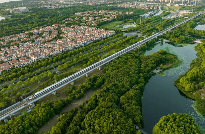 Cầu Đan Dương - Côn Sơn cao khoảng 31 m so với mặt đất, gồm hơn 4.500 dầm hộp nặng 900 tấn và được hoàn thành bởi hơn 10.000 công nhân sau hơn 3 năm với tổng chi phí 30 tỷ nhân dân tệ. Cầu chính thức được đưa vào sử dụng năm 2011.