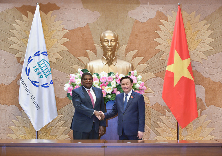 Chủ tịch Quốc hội Vương Đình Huệ và Tổng thư ký IPU Martin Chungong. (Ảnh: quochoi.vn).