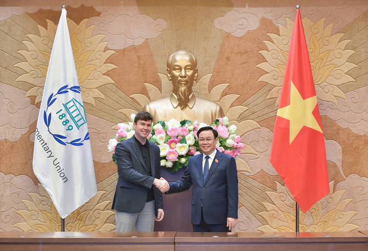 Chủ tịch Quốc hội Vương Đình Huệ và Chủ tịch Diễn đàn Nghị sĩ trẻ IPU Dan Carden. (Ảnh: quochoi.vn).