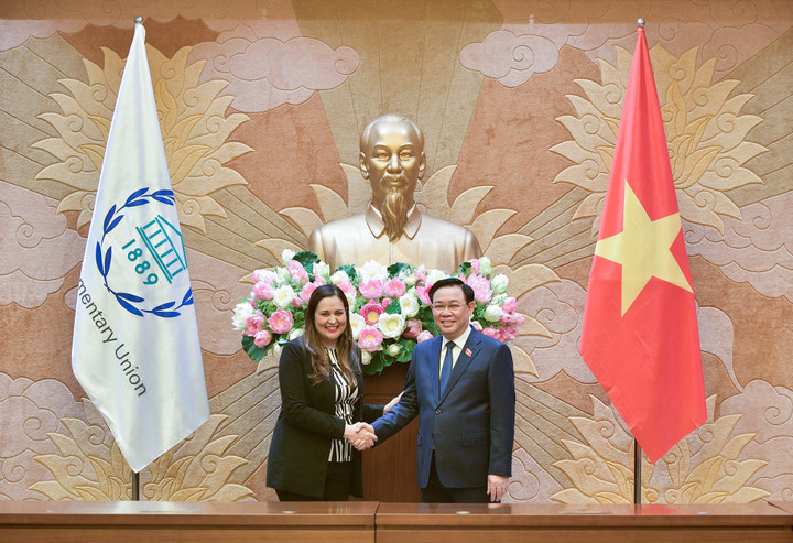 Chủ tịch Quốc hội Vương Đình Huệ và Chủ tịch Nhóm Nữ nghị sĩ IPU Cynthia López Castro. (Ảnh: quochoi.vn).