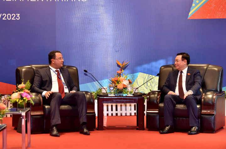 Chủ tịch Quốc hội Vương Đình Huệ tiếp Phó Chủ tịch Quốc hội Algeria Monder Bouden. (Ảnh: quochoi.vn).