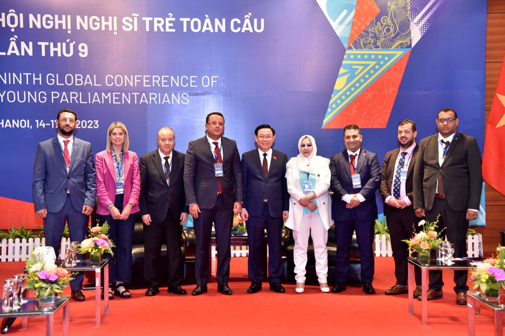 Chủ tịch Quốc hội Vương Đình Huệ, Phó Chủ tịch Quốc hội Algeria Monder Bouden cùng các đại biểu chụp ảnh lưu niệm. (Ảnh: quochoi.vn).