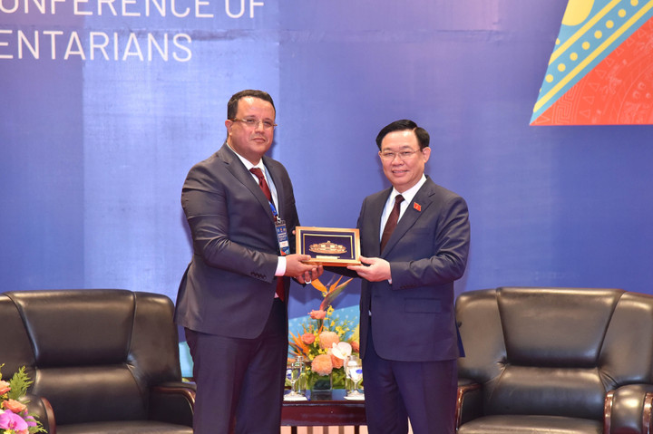 Chủ tịch Quốc hội Vương Đình Huệ tặng quà lưu niệm cho Phó Chủ tịch Quốc hội Algeria Monder Bouden. (Ảnh: quochoi.vn).