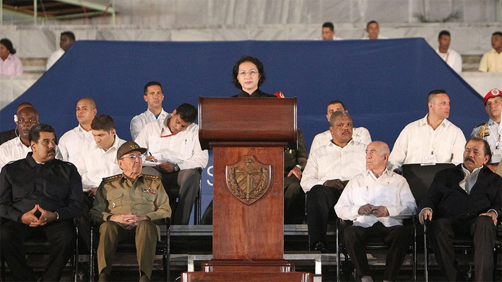 Chủ tịch Quốc hội Nguyễn Thị Kim Ngân dự và phát biểu tại Lễ mít tinh tưởng niệm Lãnh tụ Cuba Fidel Castro Ruz. (Ảnh: TTXVN).