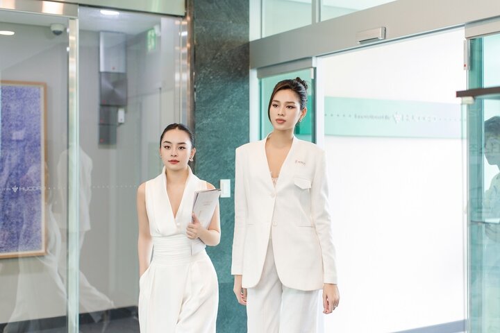 Trong chuyến công tác ở Hàn Quốc cùng fashion icon - người mẫu lookbook Chi Hoàng, Hoa hậu quê Thanh Hóa gây ấn tượng với phong cách mới mẻ.