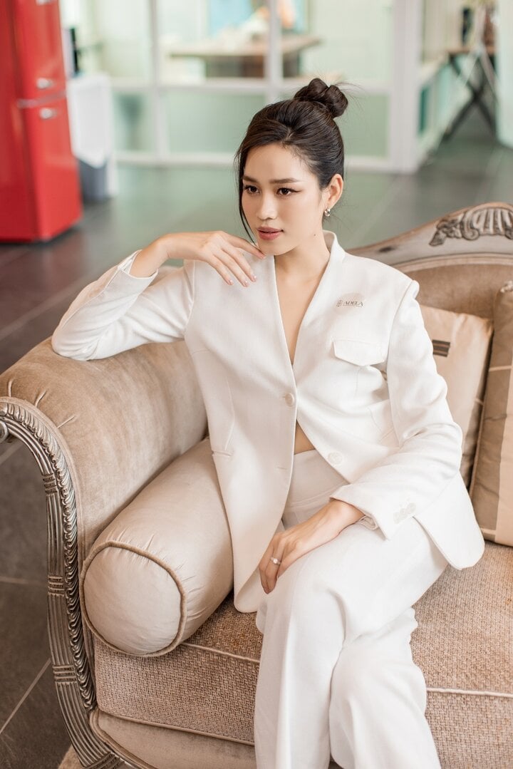 Với vai trò doanh nhân, Đỗ Thị Hà vừa xinh đẹp, sắc sảo lại vừa trẻ trung và gợi cảm khi khoác lên mình bộ vest trắng thanh lịch.