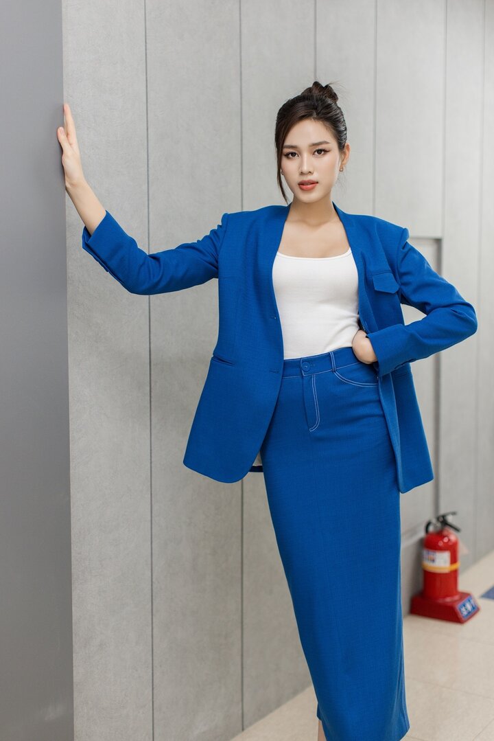 Đỗ Thị Hà cũng không ngại thể hiện vẻ đẹp quyền lực, chuyên nghiệp với áo vest xanh kết hợp chân váy bút chì cùng tông màu.