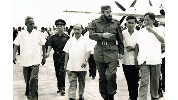 Bí thư Thứ nhất Ban Chấp hành Trung ương Đảng Lao động Việt Nam Lê Duẩn, Chủ tịch Quốc hội Trường Chinh, Thủ tướng Phạm Văn Đồng, Đại tướng Võ Nguyên Giáp cùng nhiều lãnh đạo Đảng, Nhà nước đón Chủ tịch Cuba Fidel Castro tại sân bay Gia Lâm, trưa 12/9/1973. (Ảnh tư liệu).