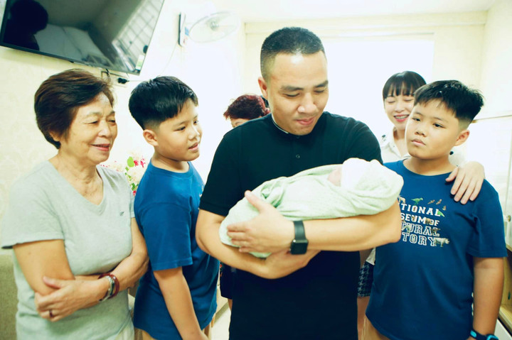 Anh chia sẻ: "Con gái Kichi 3,5kg kính chào đại gia đình và thế giới ạ. Ba mẹ rất vui mừng và hạnh phúc khi có con bên cuộc đời của ba mẹ".