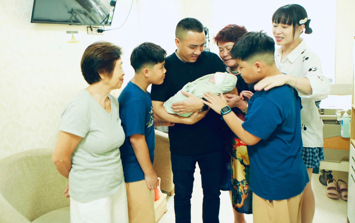 Sự xuất hiện của cô công chúa nhỏ khiến gia đình Hoàng Linh - Mạnh Hùng thêm nhiều niềm vui và hạnh phúc.