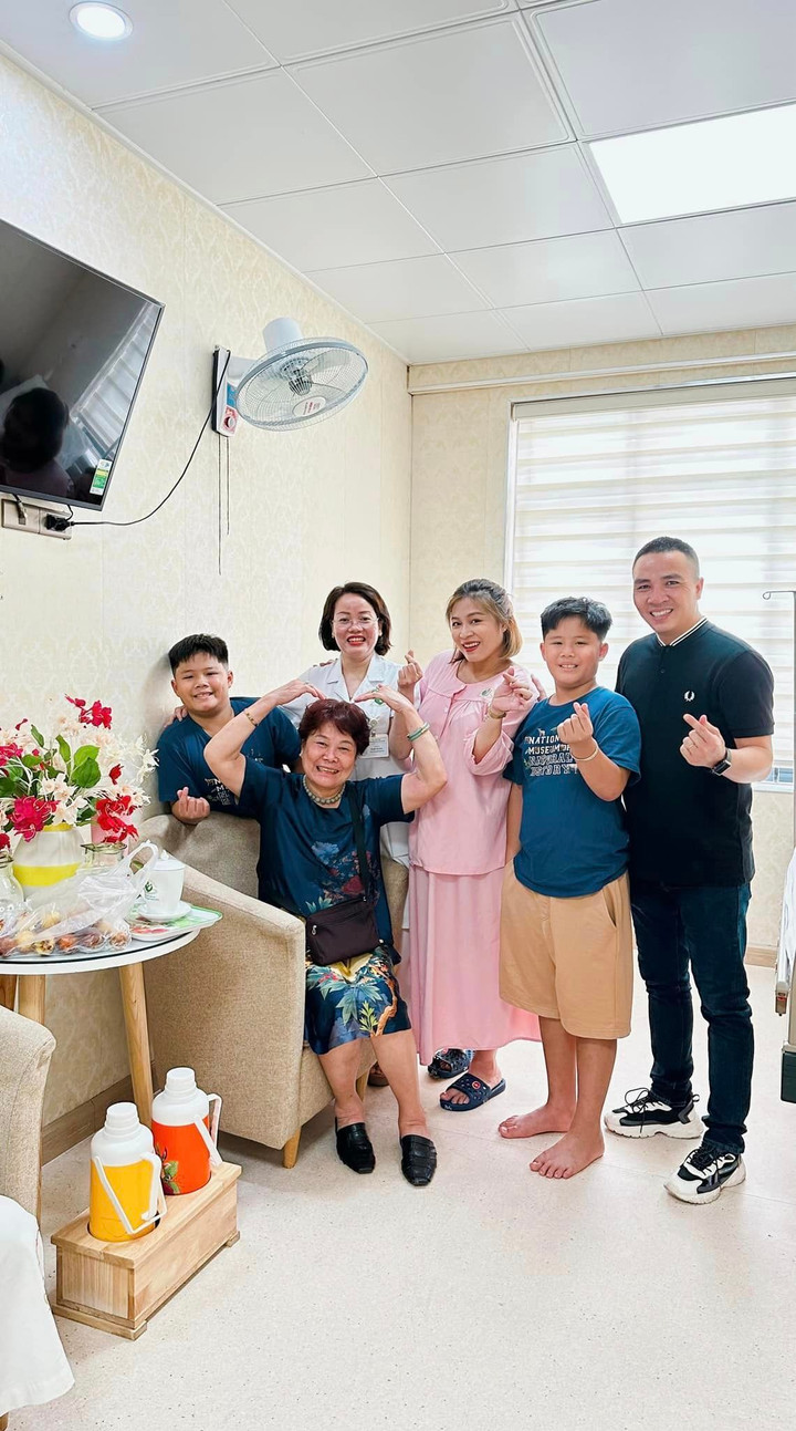 Trước giờ sinh con, Hoàng Linh còn vui vẻ chụp hình lưu niệm cùng cả gia đình.