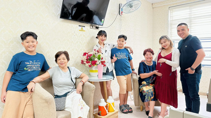 "Đội hình đi đẻ nhà mình quá chi là đông vui luôn. Nhất con Kichi nhé! Cả nhà hóng con, yêu con vô cùng", nữ MC của "Chúng tôi là chiến sĩ" hài hước chia sẻ.