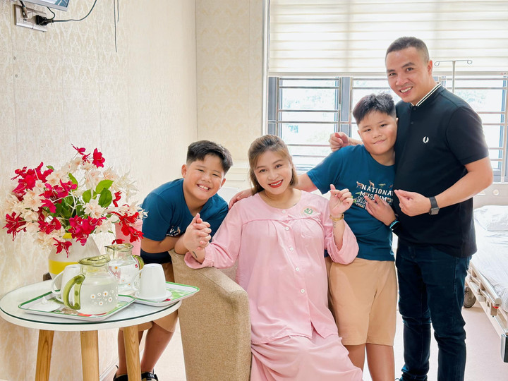 Sau cuộc hôn nhân đổ vỡ với người chồng đầu, Hoàng Linh đang có gia đình hạnh phúc, được ông xã hết mực cưng chiều.