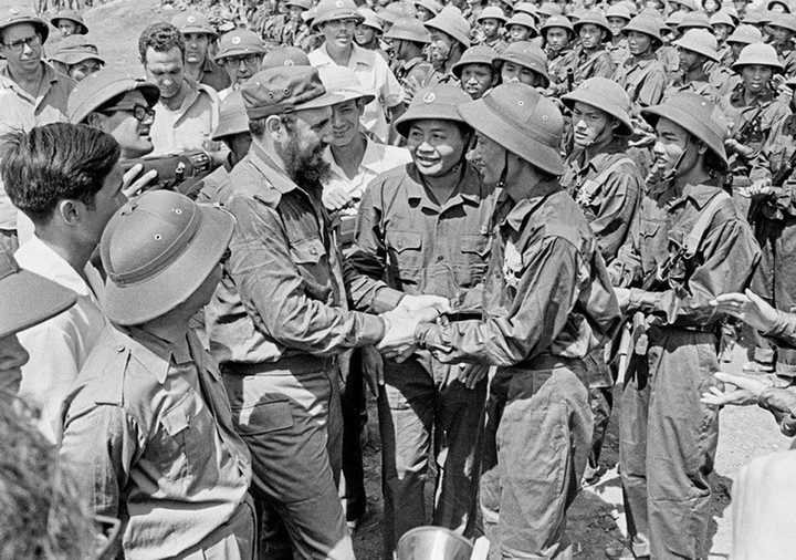 Chủ tịch Cuba Fidel Castro với các chiến sĩ đoàn Khe Sanh, quân giải phóng Trị Thiên Huế trong chuyến thăm vùng giải phóng Quảng Trị, ngày 15/9/1973. (Ảnh: TTXVN).