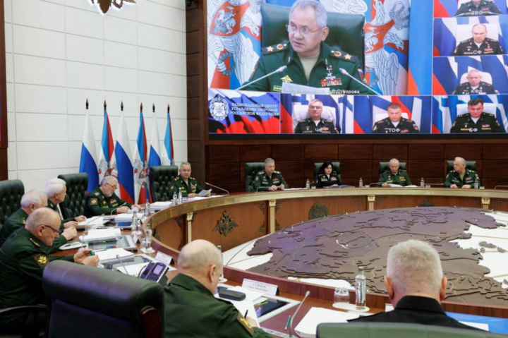 Bộ trưởng Quốc phòng Nga Sergei Shoigu chủ trì cuộc họp với lãnh đạo lực lượng vũ trang, trong khi các chỉ huy hạm đội Nga xuất hiện trên màn hình qua video.