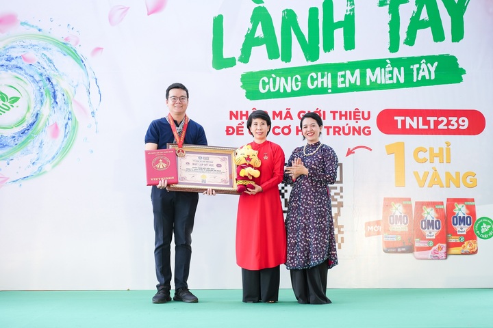 Thiết lập kỷ lục Giặt khăn rằn bằng bột giặt OMO cùng thời điểm nhiều nhất tại Việt Nam.