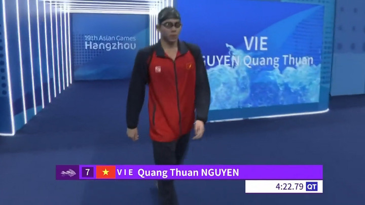 Nguyễn Quang Thuấn tranh tài ở chung kết 400m hỗn hợp (nam).