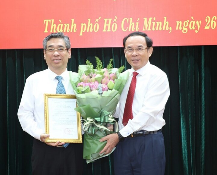 Bí thư Thành ủy TP.HCM Nguyễn Văn Nên trao quyết định cho ông Nguyễn Phước Lộc . (Ảnh: Thành ủy TP.HCM)