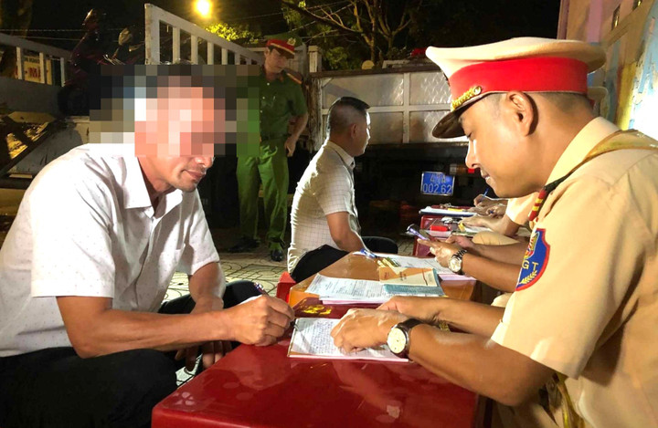 Tài xế N.V.T. (áo trắng). Ảnh: CACC