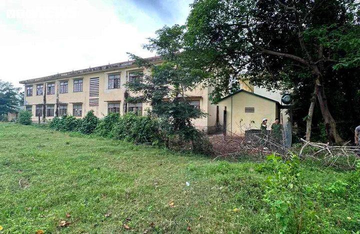 Lực lượng công an có mặt tại bãi cỏ phía sau trường THCS Thanh để điều tra vụ việc. (Ảnh: Đ.N)