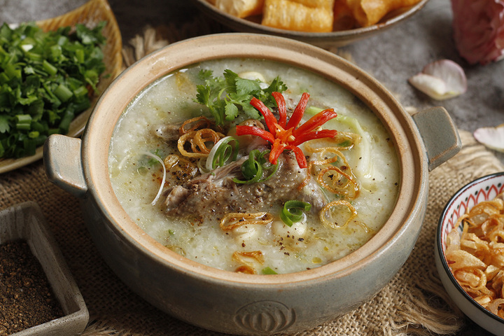 Thịt bồ câu và thịt gà đều tốt cho việc bồi bổ cơ thể. (Ảnh minh hoạ)