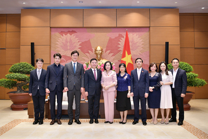 Chủ tịch nhóm Nghị sĩ hữu nghị Việt Nam - Hàn Quốc Nguyễn Thị Thanh và các đại biểu chụp ảnh lưu niệm tại buổi tiếp. (Ảnh: quochoi.vn).