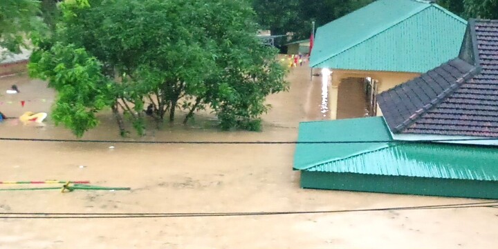 Nhiều trụ sở cơ quan nhà nước như Hạt kiểm lâm, Huyện đội, trụ sở nhiều xã, nhiều trường mầm non ở thị trấn Tân Lạc ngập sâu hơn 1m. Đặc biệt, Trường mầm non Tà Sỏi (xã Châu Hạnh) ngập sâu 2,5m