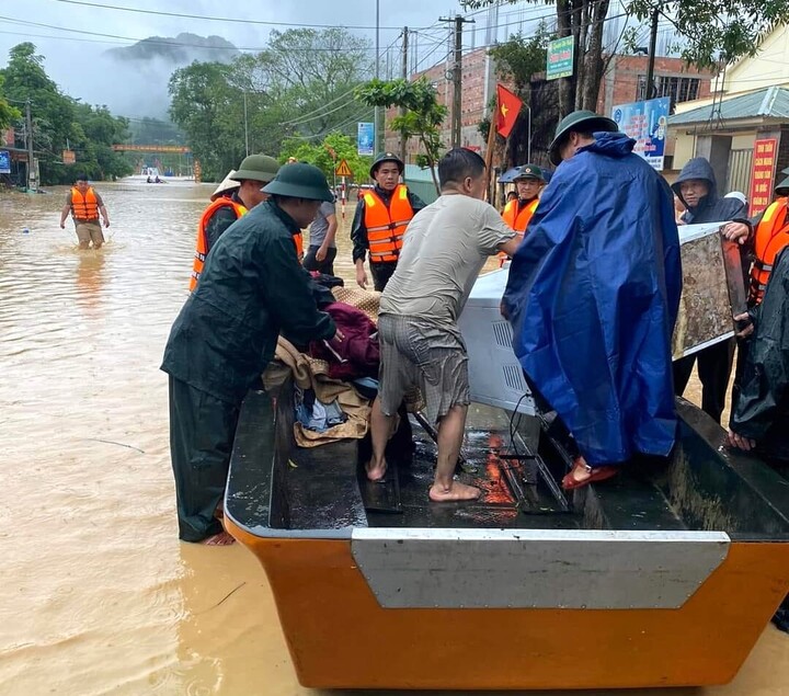 Ca nô cũng được huy động để vào những nhà dân vùng sâu, vùng xa đang mắc kẹt chờ giải cứu