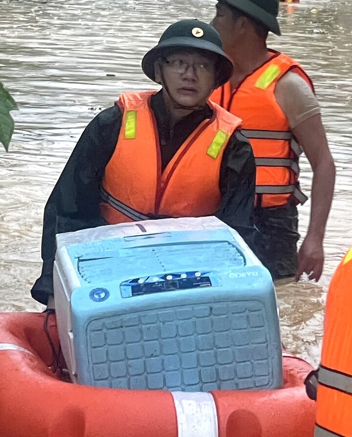 Mưa lớn, hơn 1.000 hộ dân và nhiều trường học chìm trong biển nước - 9