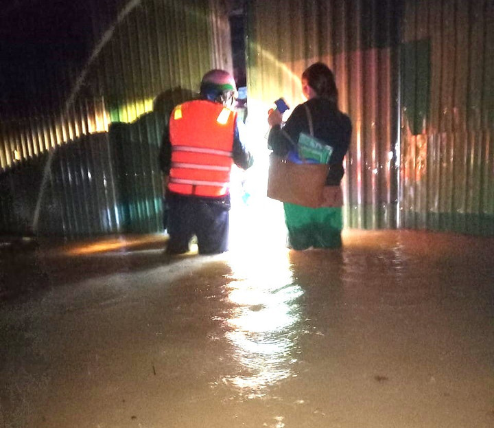 Nhiều huyện miền núi Nghệ An ngập lụt, giao thông chia cắt sau mưa lớn kéo dài - 6