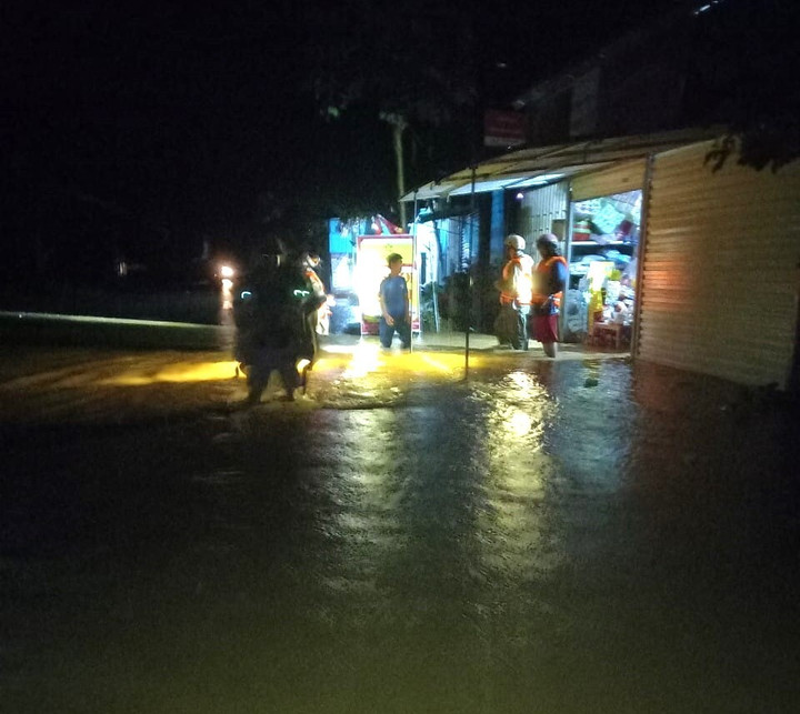 Nhiều huyện miền núi Nghệ An ngập lụt, giao thông chia cắt sau mưa lớn kéo dài - 11