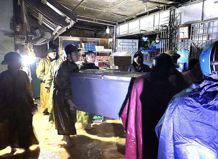 Nhiều huyện miền núi Nghệ An ngập lụt, giao thông chia cắt sau mưa lớn kéo dài - 13