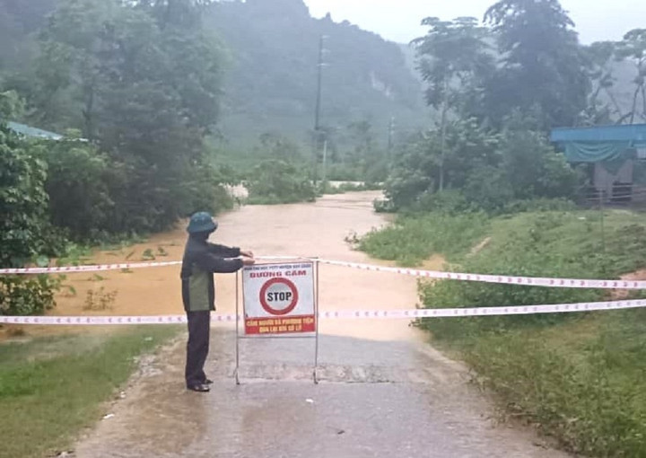 Nhiều huyện miền núi Nghệ An ngập lụt, giao thông chia cắt sau mưa lớn kéo dài - 9