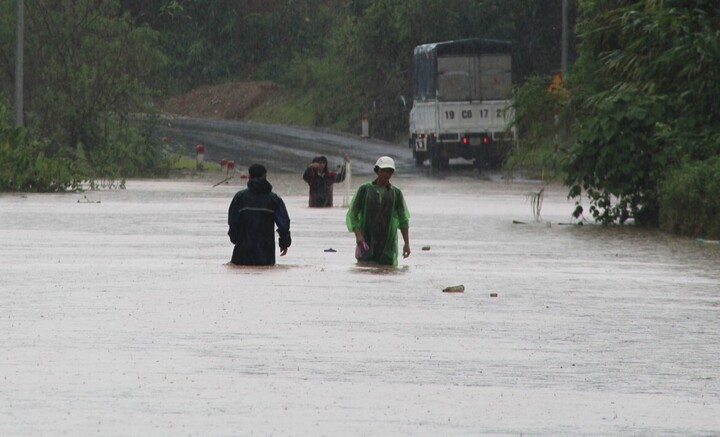 Mưa lớn, hơn 1.000 hộ dân và nhiều trường học chìm trong biển nước - 12