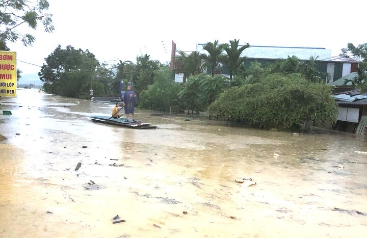 Do mưa lớn kéo dài nên thị trấn Tân Lạc và nhiều xã của huyện miền núi Quỳ Châu (Nghệ An) đã xảy ra trận lụt lịch sử, nhiều nơi chìm trong biển nước.