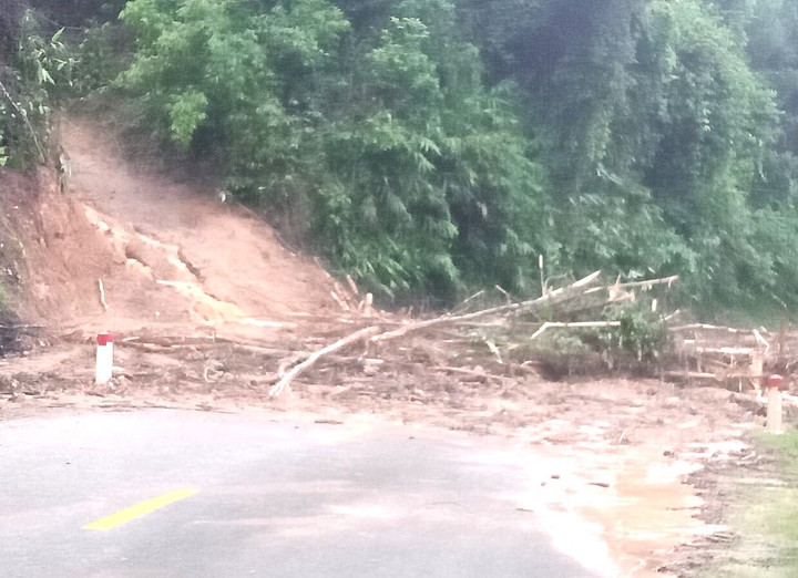 Nhiều huyện miền núi Nghệ An ngập lụt, giao thông chia cắt sau mưa lớn kéo dài - 8