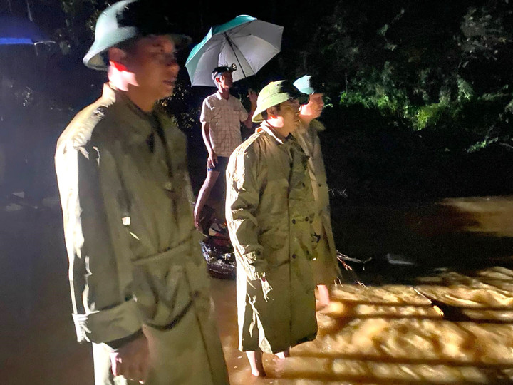 Nhiều huyện miền núi Nghệ An ngập lụt, giao thông chia cắt sau mưa lớn kéo dài - 10