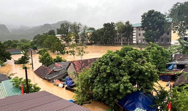 Nhà dân ở thị trấn Tân Lạc ngập đến nóc nhà