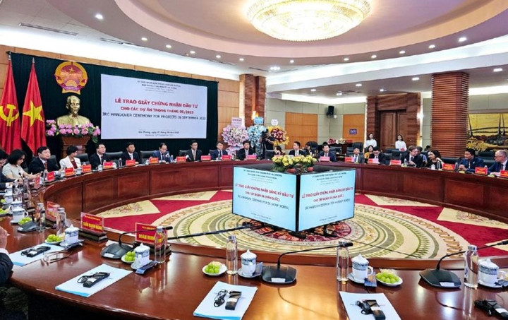 Hải Phòng là một trong những địa phương đứng đầu về thu hút đầu tư nước ngoài trong 9 tháng qua. Thành phố này vừa trao chứng nhận đăng ký đầu tư cho một loạt dự án, trong đó có dự án 500 triệu USD của Tập đoàn SK.