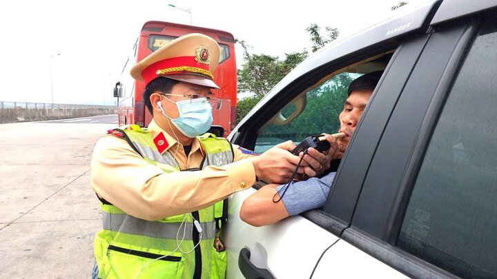 Lực lượng CSGT (Bộ Công an) kiểm tra nồng độ cồn tài xế trên cao tốc Đà Nẵng - Quảng Ngãi.