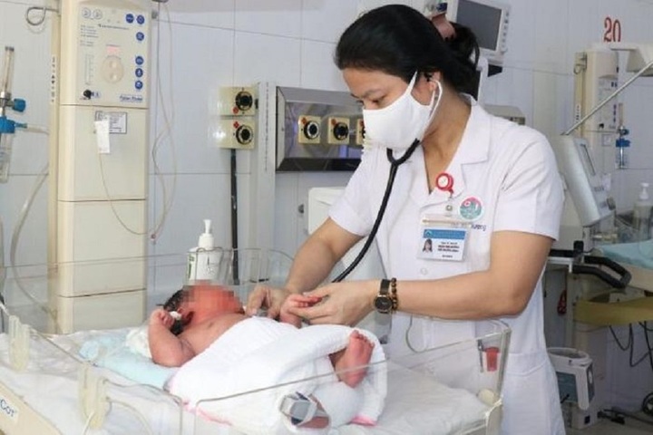 Bé sơ sinh được các bác sĩ chăm sóc. (Ảnh: BVCC)
