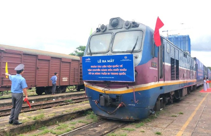 Với thủ tục thông quan nhanh, gọn, thời gian di chuyển rút ngắn, giảm chi phí vận chuyển… đây là chuyến tàu đáp ứng sự mong đợi bấy lâu của doanh nghiệp tại các tỉnh, thành phố phía Nam.