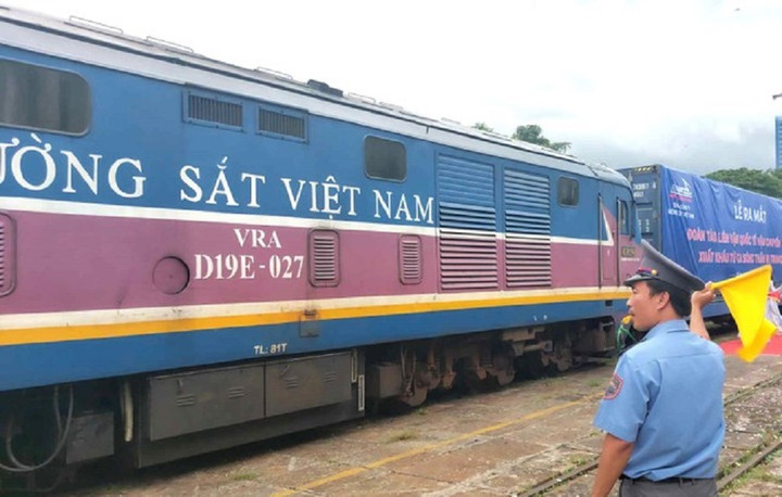 Theo lãnh đạo Tổng công ty Đường sắt Việt Nam, ga Sóng Thần (tỉnh Bình Dương) nằm sát quốc lộ 1A và giáp ranh với TPHCM, có khả năng kết nối với nhiều tỉnh. Với lợi thế đã được cấp mã liên vận, ga Sóng Thần hướng đến trở thành trung tâm vận chuyển hàng hóa trọng điểm ở khu vực phía Nam. Năng lực tổng hợp vận chuyển liên vận quốc tế tại ga Sóng Thần đạt 1,27 triệu tấn/năm, dự kiến đạt 2,5 triệu tấn năm vào năm 2025.