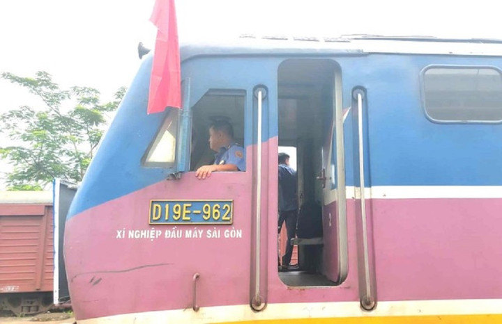 Đoàn tàu chính thức lăn bánh.